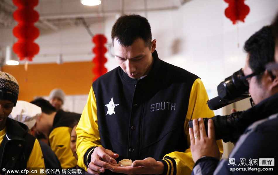 CBA全明星造访百年职校 阿联包饺子王哲林打