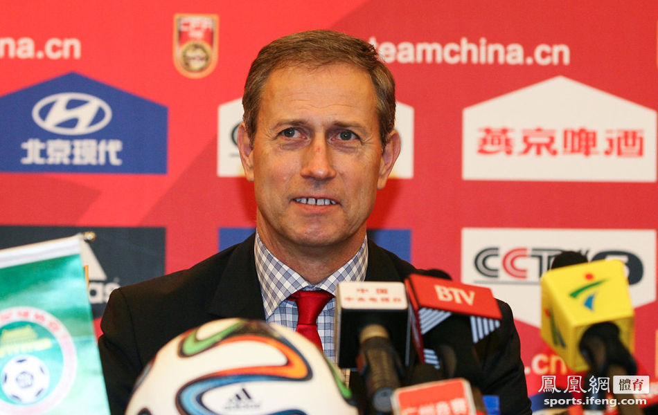 佩兰正式出任中国男足主教练 蔡振华亲送国家