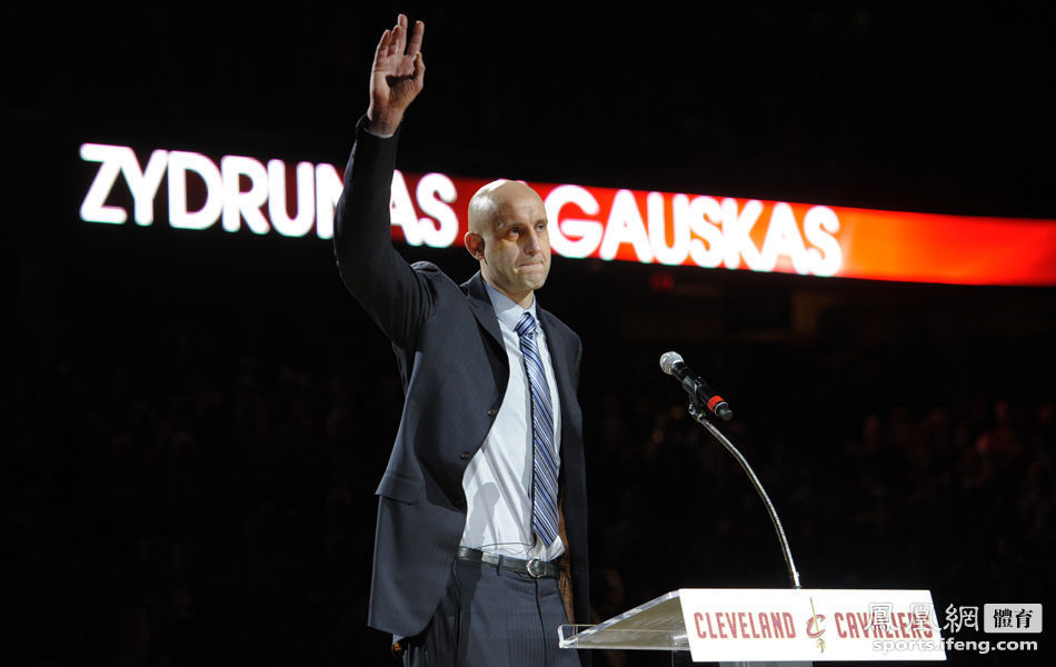 NBA-骑士举行大Z球衣退役仪式 詹姆斯到场观