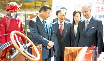 习近平参观沃尔沃工厂 比利时国王陪同