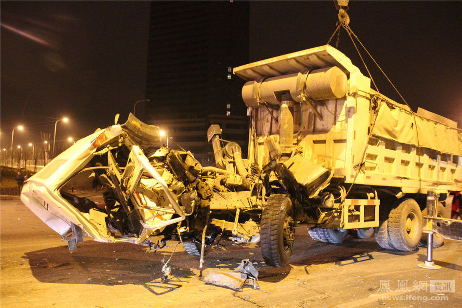 高清图—大连西北路867号新体育场路两货车相撞现场惨烈