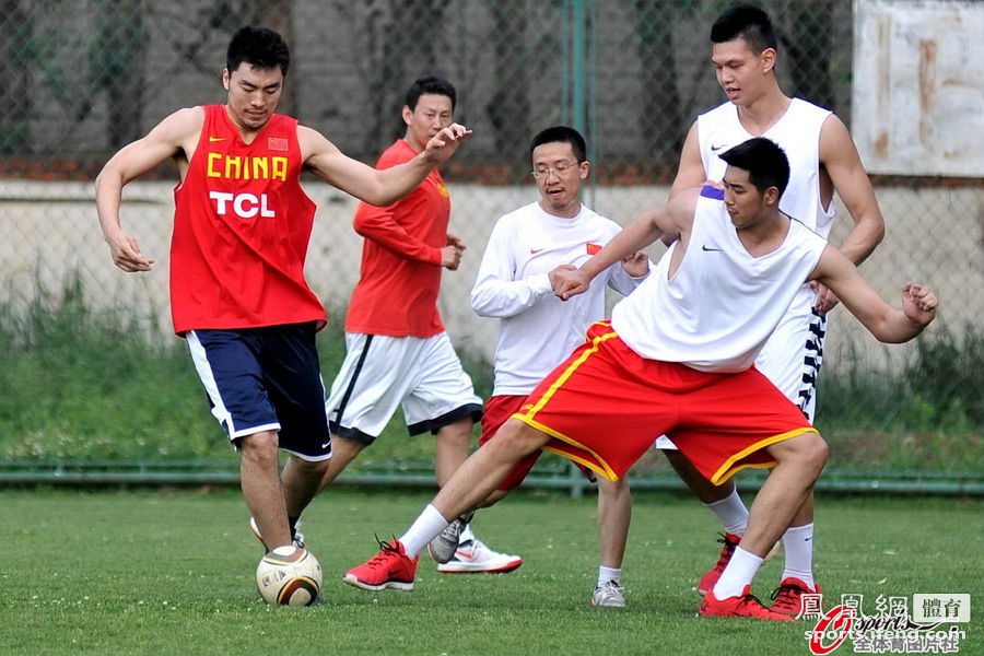 中国男篮体能训练转战足球场 各显身手欢乐多