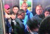 刘德华现身重庆居民楼被围堵