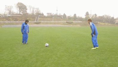 日本J联赛球员模仿《足球小将》经典双人射门