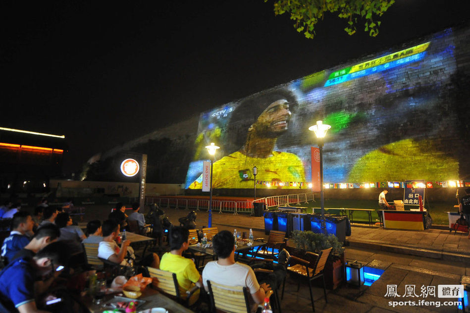 南京600年明城墙上演世界杯球赛_体育频道_凤