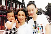 李小璐素颜抱女儿游玩 妈妈出镜