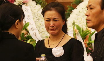现场：《重案六组》导演追悼会举行 妻子王茜痛哭