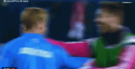 相爱相杀!拉莫斯赛前拥抱托雷斯 场上盯死好友(gif)