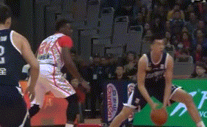 体育  易建联盖帽李慕豪 凤凰体育讯 北京时间2月8日,34分11个篮板