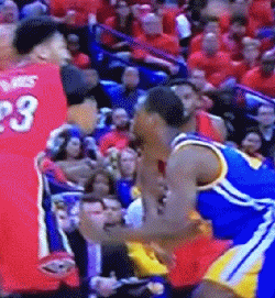 戴维斯突破,防守的格林顺势到底,裁判吹罚了戴维斯进攻犯规.