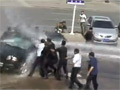 天津男子闹市欲引爆油桶 警方喷水枪制伏
