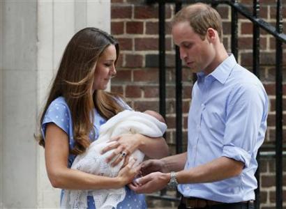 当地时间23日，英国威廉王子与凯特王妃怀抱新生儿亮相。