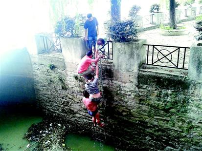 智障女孩坠入6米高排污沟内 被4男子搭人梯救起(图)_湖北频道_凤凰网