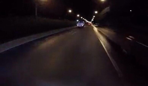 男子骑<em>摩托13分跑</em>完<em>二环</em> 多次变换车道一路超