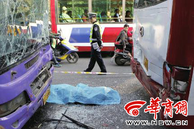 大庆路两公交车进站时追尾 男子被夹中间不幸身亡高清图片