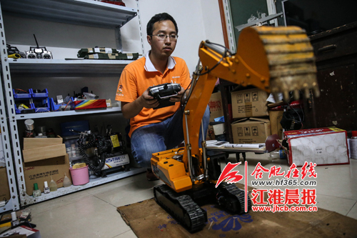 挖掘技术这加强 合肥小伙自制“迷你挖掘机”_安徽频道_凤凰网