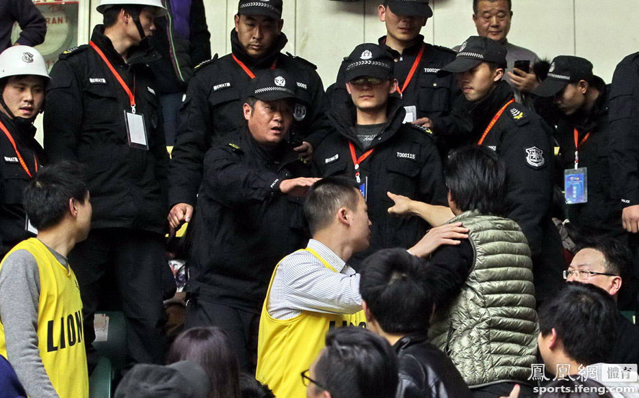 2014年1月5日，2013-2014赛季CBA常规赛第21轮，广厦vs浙江，浙江德比球迷对骂起冲突。