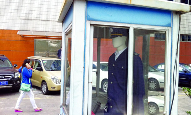 广州一酒店保安亭设置假人站岗数月