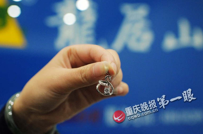 女子花1.5万 用母亲骨灰做钻石