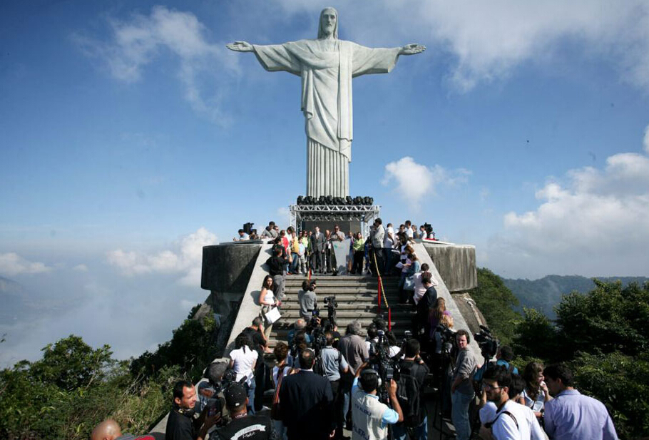 英男子爬38米巴西耶稣雕像顶玩自拍
