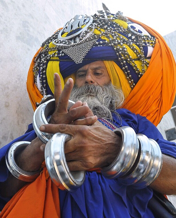 印度锡克教老人头巾重90斤 穿戴需6小时