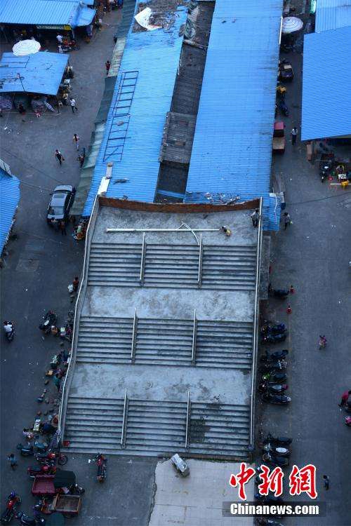 广西钦州农贸市场内现半截烂尾人行天桥