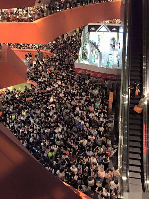香港宜家减价市民疯狂抢购致满地狼藉