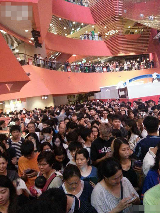 香港宜家减价市民疯狂抢购致满地狼藉