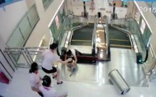 荆州电梯事故发生瞬间视频截屏