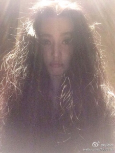 范冰冰晒毛躁长发自拍 欧莱雅hold不住代言人