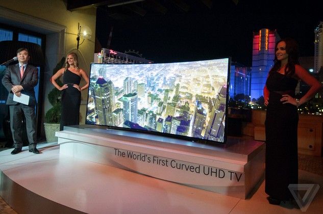 三星展示105英寸4k超高清曲面电视