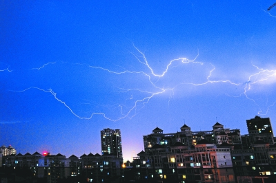昨晚7点，武汉电闪雷鸣。记者周国强 摄