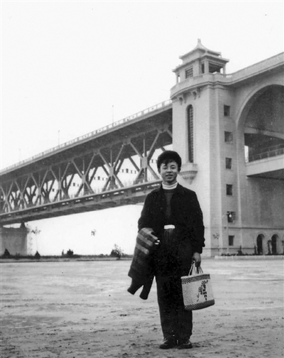 1958年，雷锋在武汉长江大桥下留影。