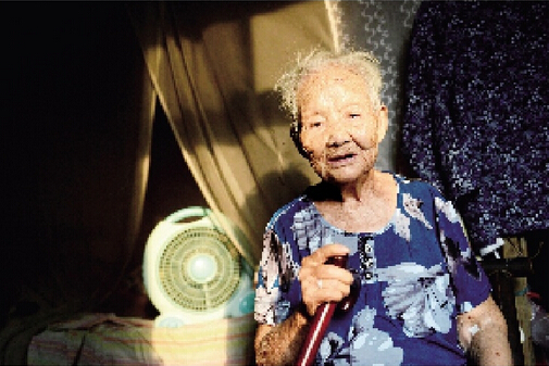 图为：钟祥有88位百岁老人，其中，113岁的王大英老人生活基本能够自理