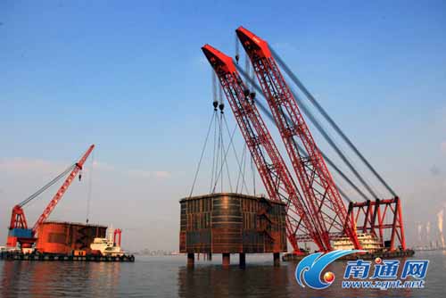 沪通长江大桥27号墩钢沉井完成吊装施工