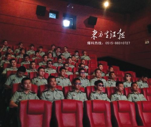 盐城边防支队官兵观看反法西斯电影_江苏频道