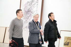 张立辰（中）与工作人员一起布展。（仲冬竹/摄）