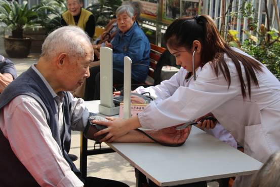 武汉华西医院重阳节走进大家庭养老院