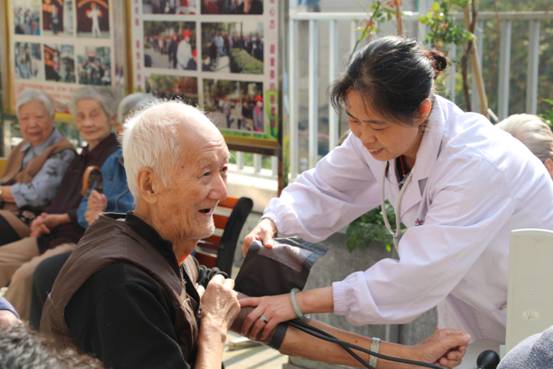 武汉华西医院重阳节走进大家庭养老院