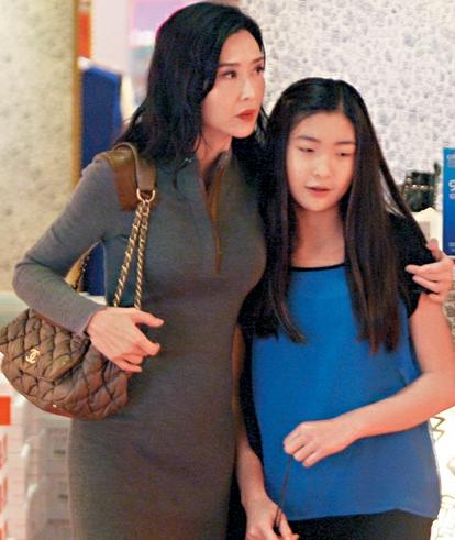 昔日艳星叶玉卿与长女逛街 瞬间花万元(图)