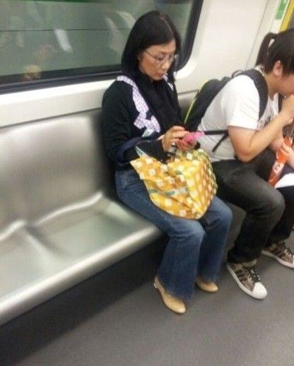 汪明荃素颜乘地铁 与网友互拍(组图)_娱乐频道_凤凰网