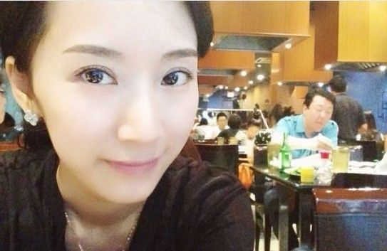 李念晒自拍照 自曝一天六顿吃不胖