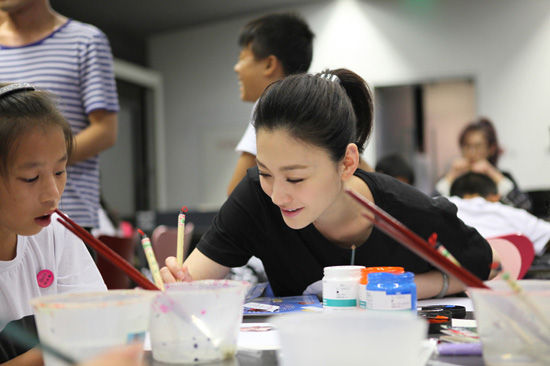 李小冉现身798 与小朋友一起作画