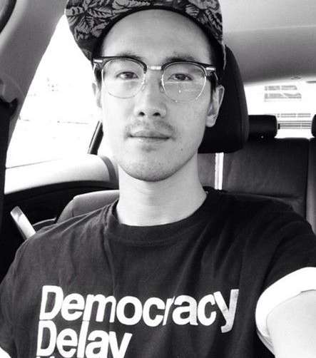 曾志伟与33岁大儿子合影(图)