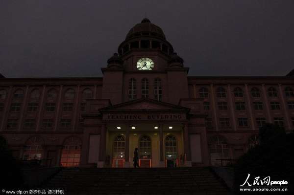 2013年8月10日，湖北武汉商贸职业学院，白宫造型的教学楼。楚鸣/CFP