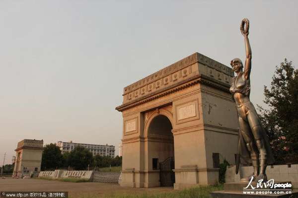 2013年8月10日，湖北武汉商贸职业学院，位于校门口的智慧女神像和凯旋门。楚鸣/CFP
