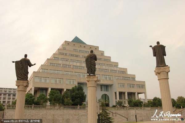 2013年8月10日，湖北武汉商贸职业学院，金字塔造型的图书馆和希腊众神像。楚鸣/CFP