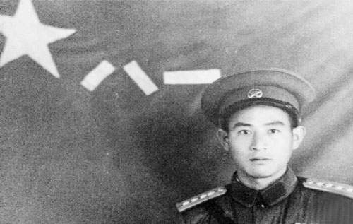 南京消防员晒从军照 一家三口服役60年(图)