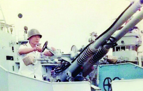 南京消防员晒从军照 一家三口服役60年(图)