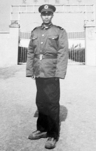 南京消防员晒从军照 一家三口服役60年(图)